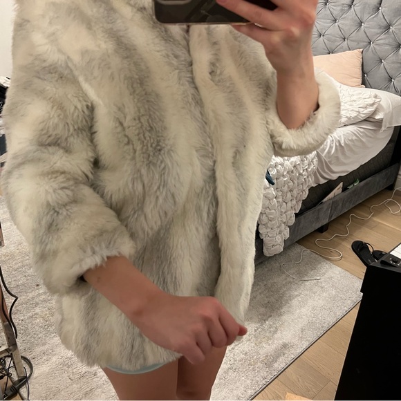 Elegant White Faux Fur Coat - Picture 4 of 6